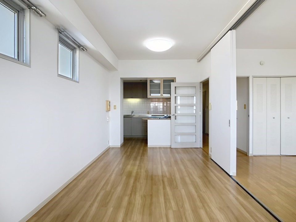 洋室との引き戸を開けるとさらに広々