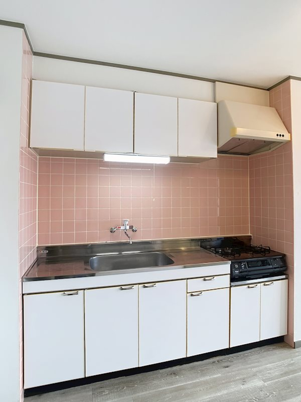 キッチンのピンクタイルが素敵！
