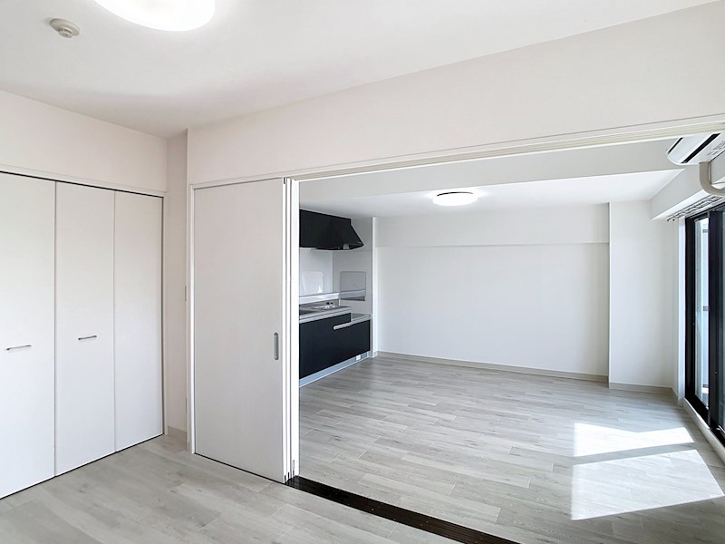 引き戸を開ける洋室と繋がりさらに広々