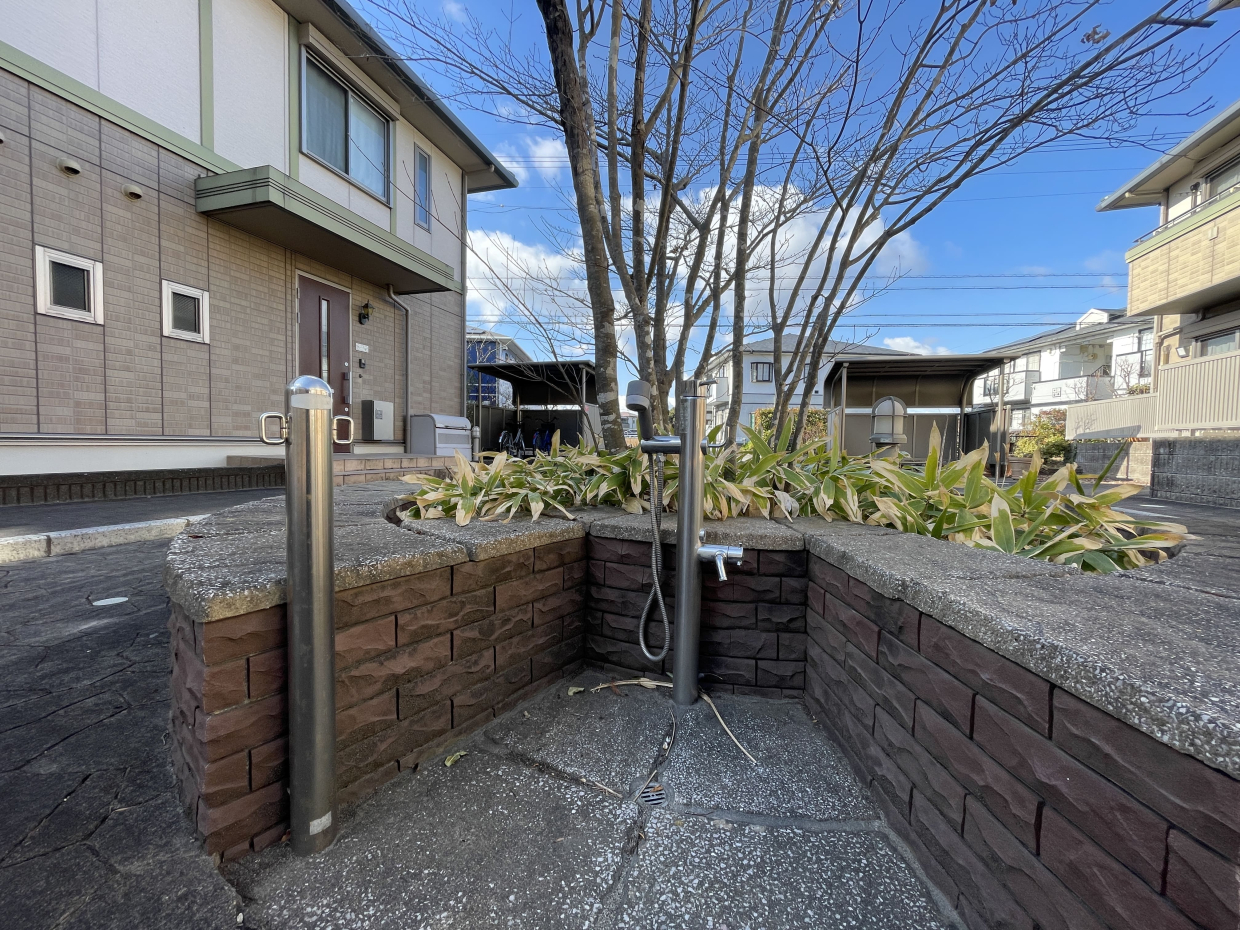 共有スペースに外水栓が。お散歩帰りはとっても便利