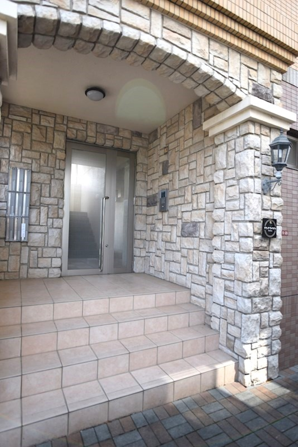 お洒落なエントランスはオートロック付きです。