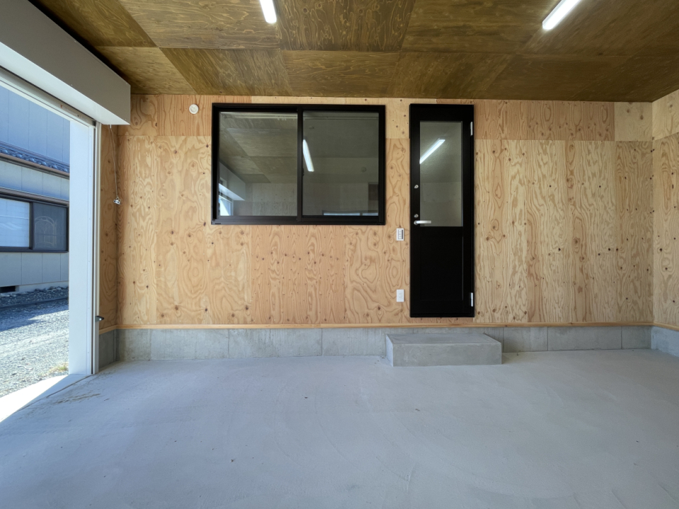 ガレージ間口 W2,550mm×H2,200mm 奥行5,300mm