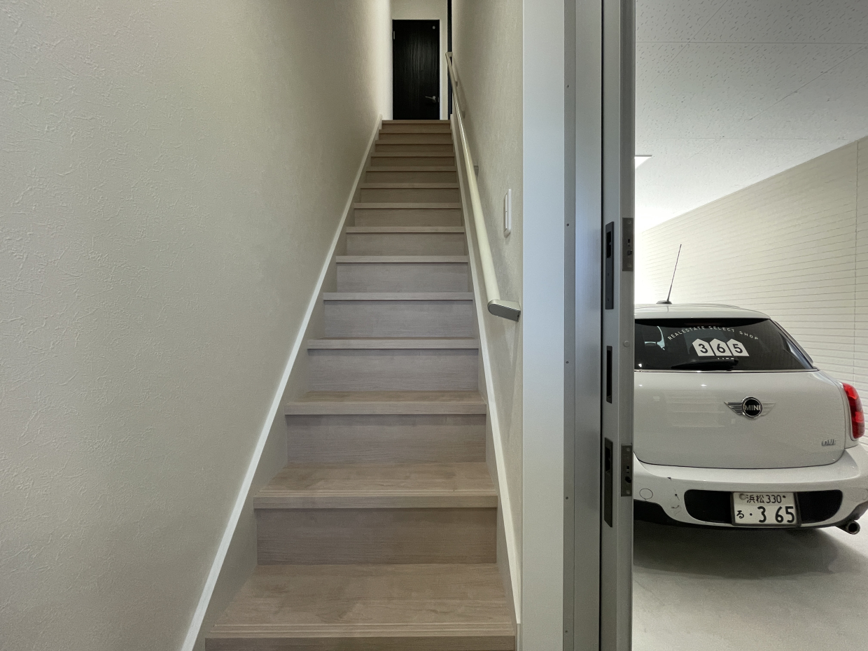 愛車の横を通って2階へ