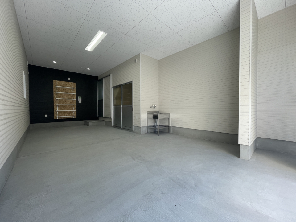 入口は横幅2,610㎜×高さ2,440㎜(現地寸法)