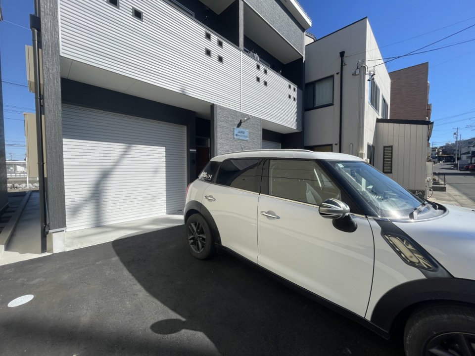 ガレージ前込みで2台駐車可能です！