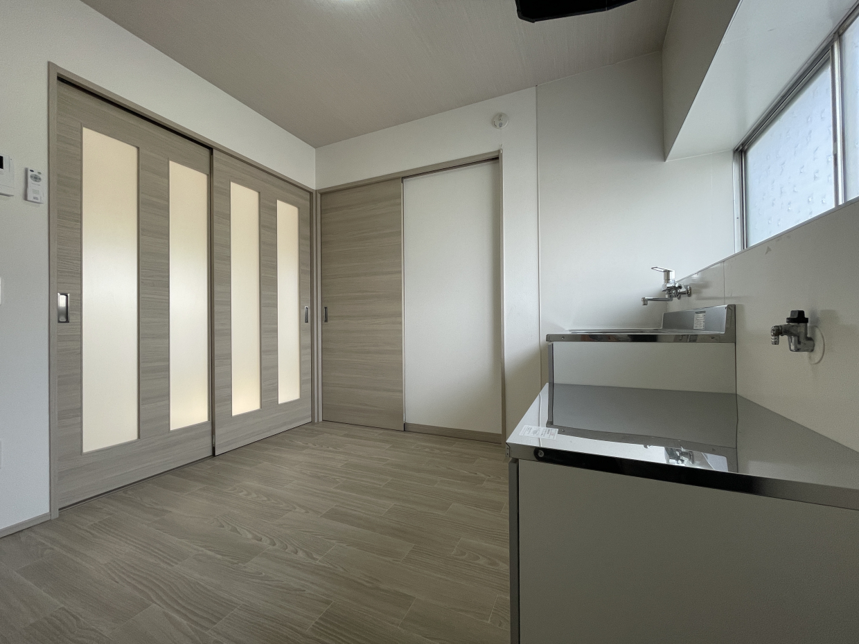 調理スペースはかなり広いです、テーブルを置いてもゆとりがありそう