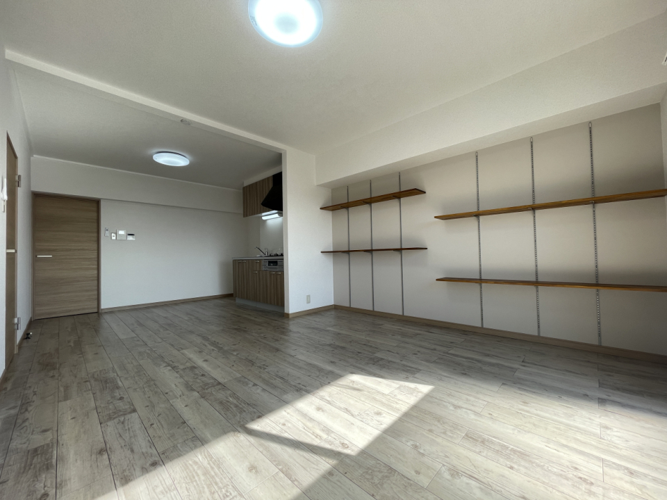 壁一面の可動棚がこのお部屋の特徴！