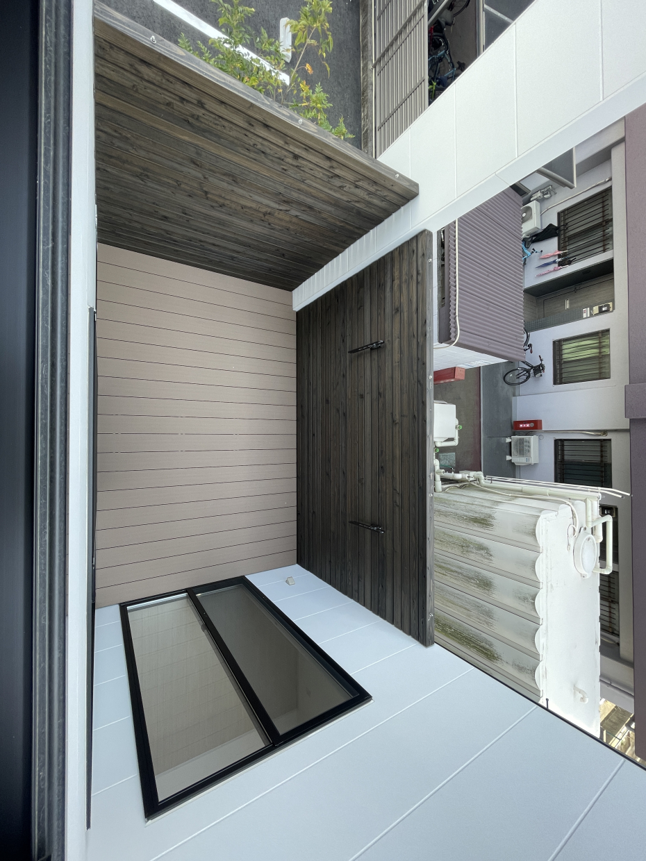 2階から眺めたウッドデッキスペース