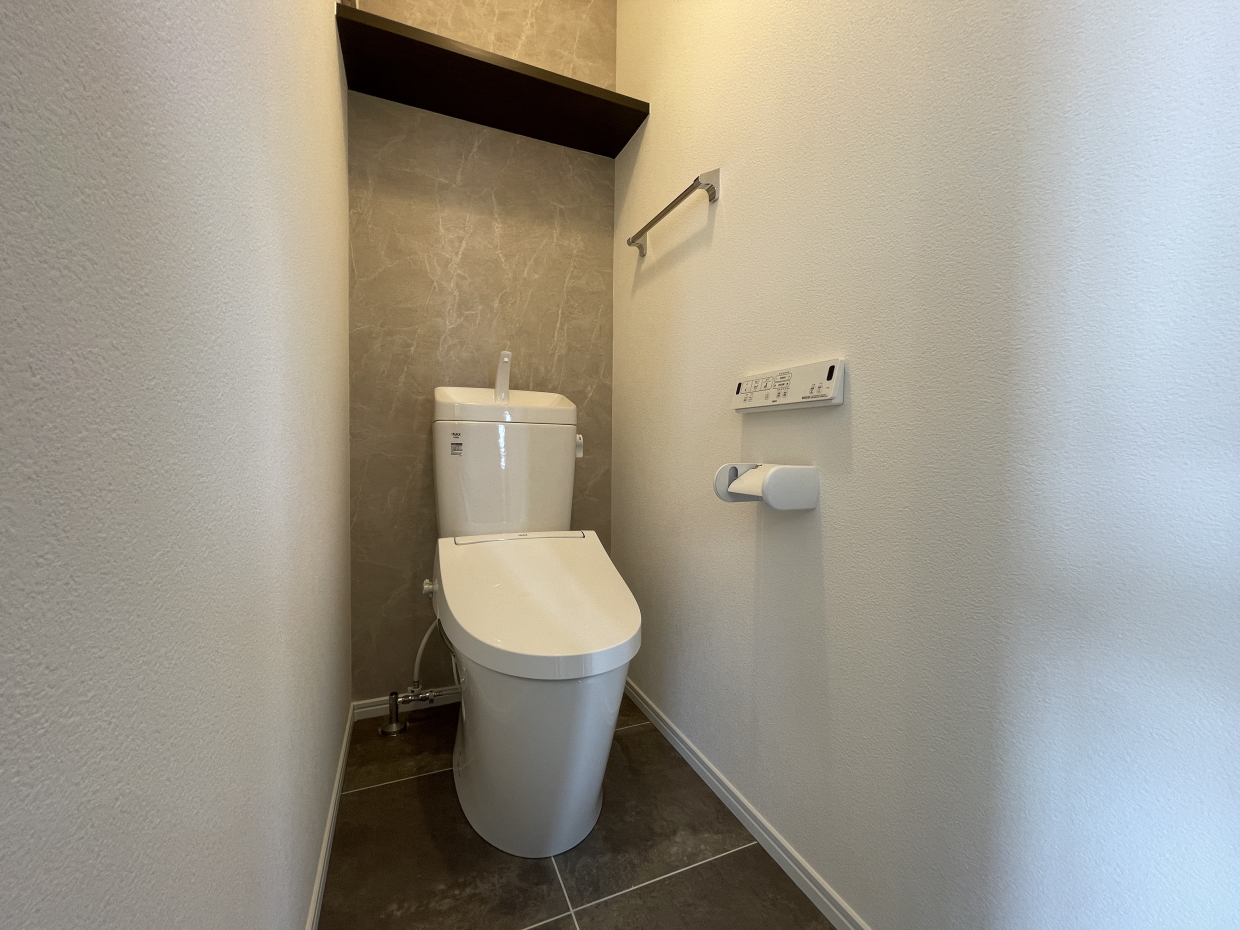 お手洗いはもちろんウォシュレット付き