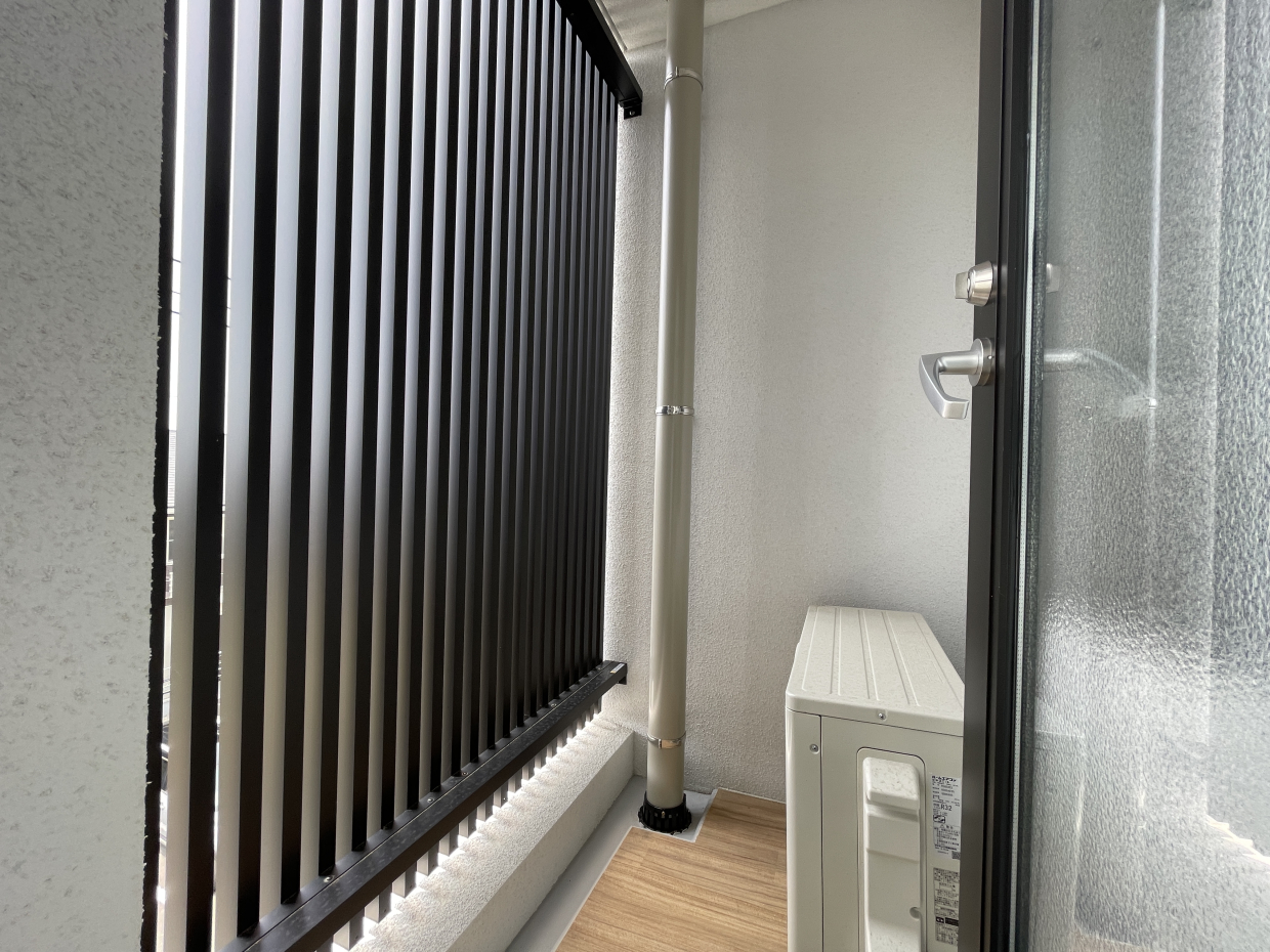 インナーバルコニーの横には室外機置場があります