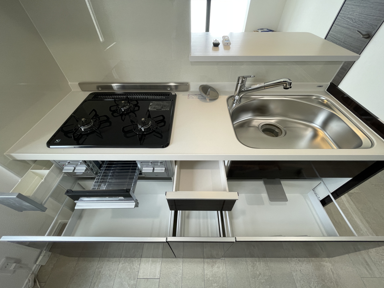 キッチン収納は引き出しタイプなので、お料理中立ったまま中身が確認出来て便利