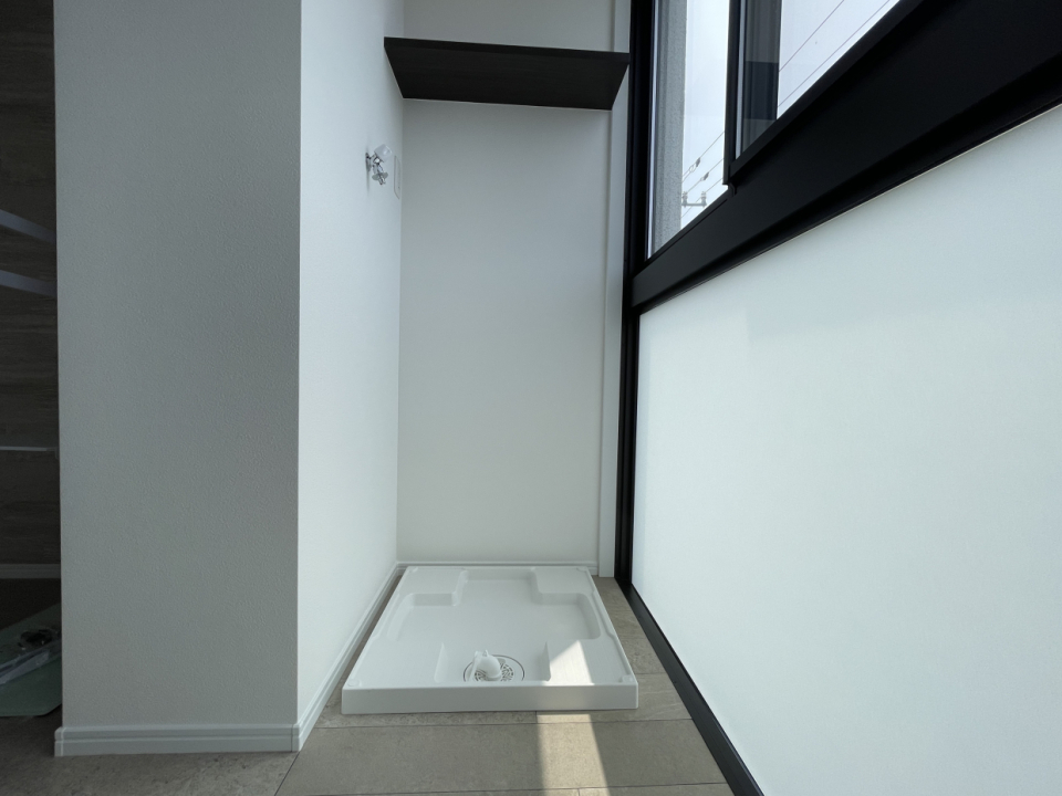 インナーバルコニー内に洗濯機置き場があり、家事動線抜群