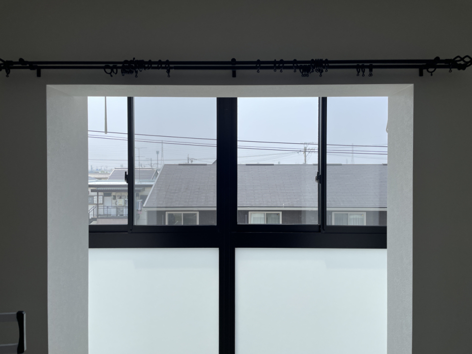 洗濯物が見えるのが気になる方は壁の内側にカーテンを取り付けることも可能です