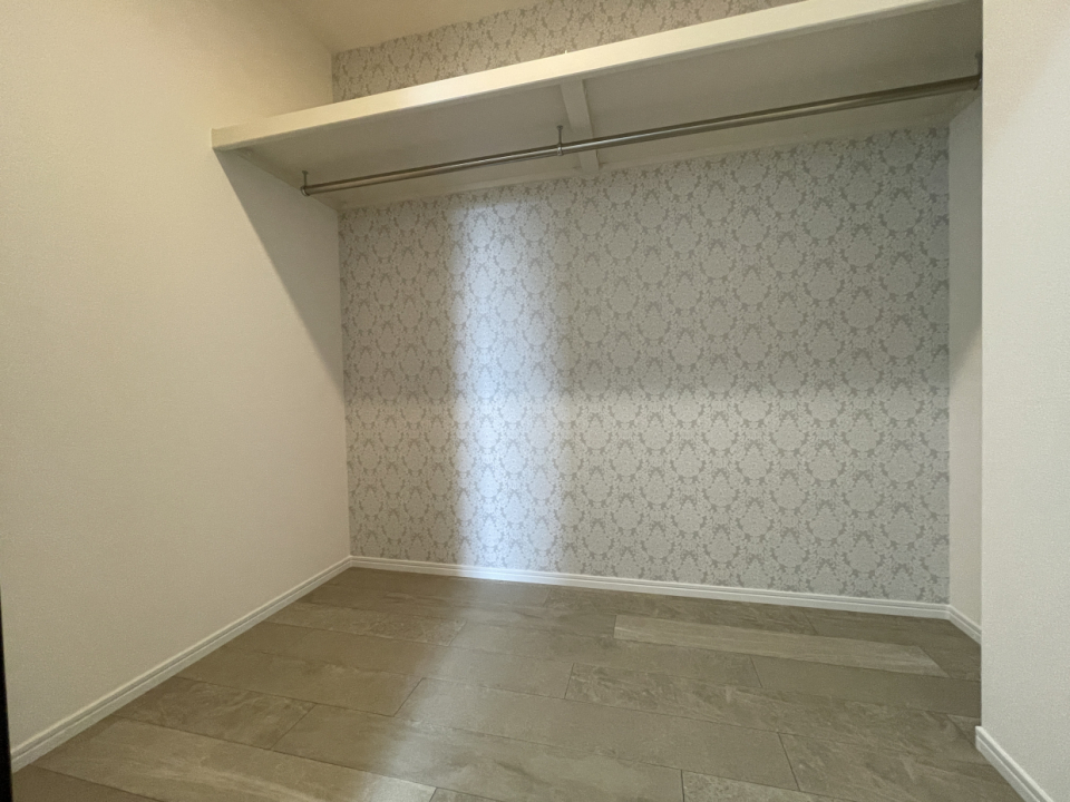 こちらは廊下からアクセスできるWIC。パイプハンガーがついてます