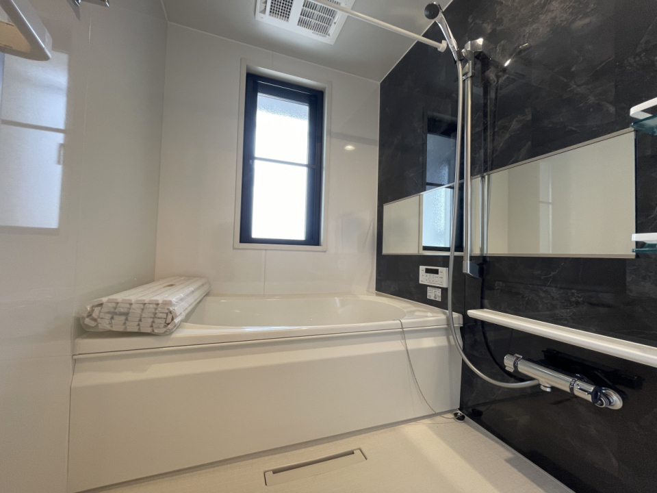 バスルームは浴室乾燥機付きでピカピカ