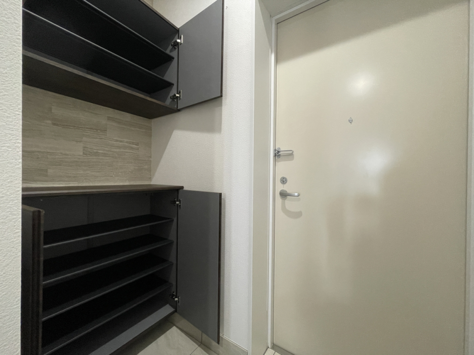 シューズボックスは上下段ともに用意があり、靴が多めの方でも安心です