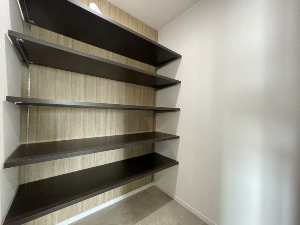 LDKの収納スペースは棚付きで広々しています