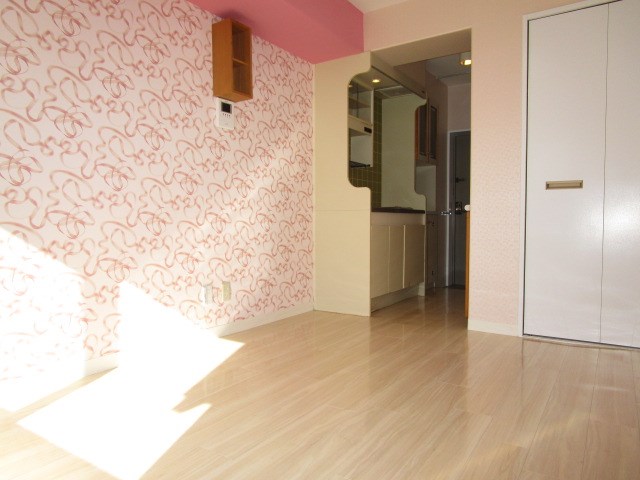 ピンクの壁が可愛い