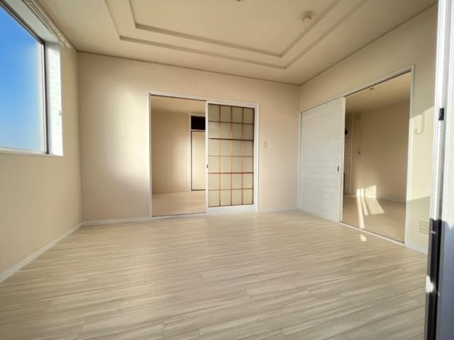 バルコニーは２部屋続きで広々