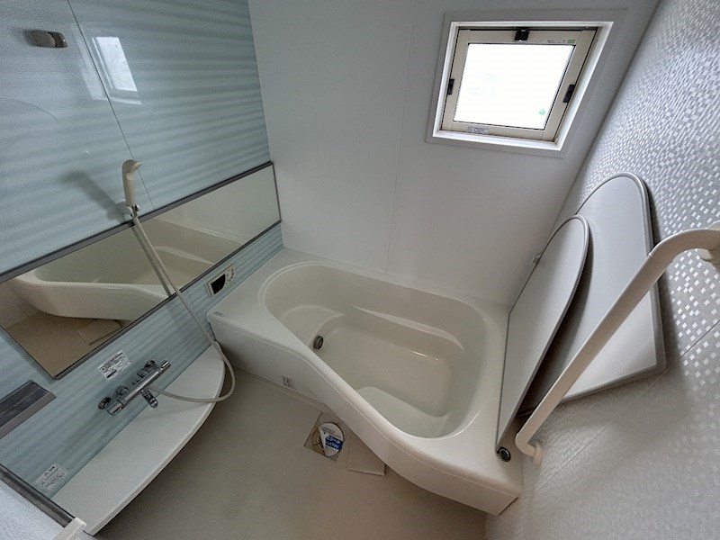 壁のデザインがオシャレな浴室