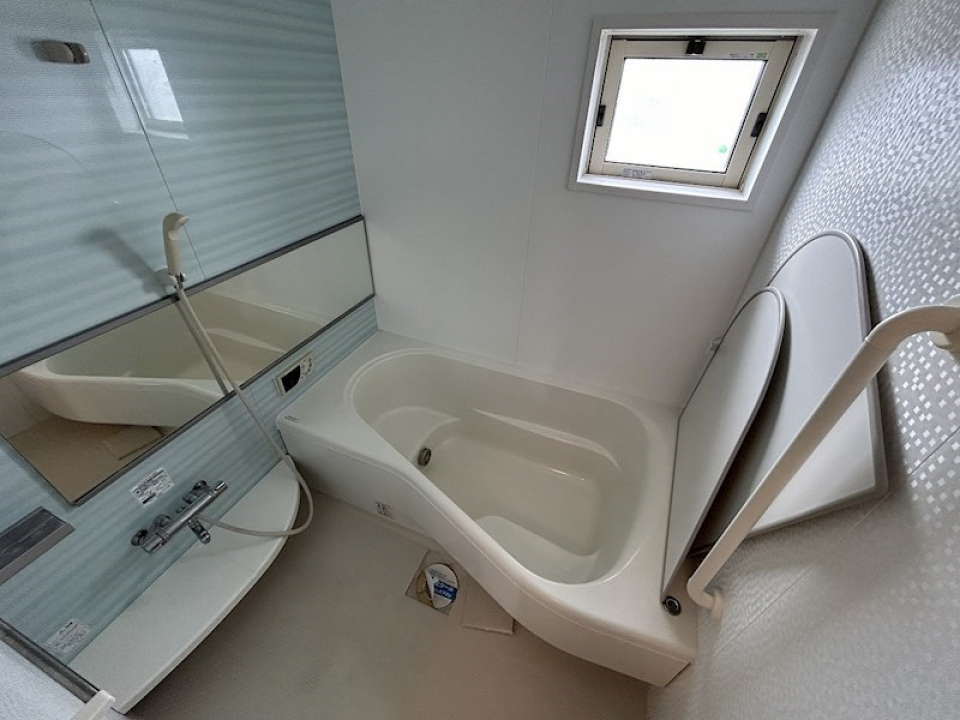 壁のデザインがオシャレな浴室