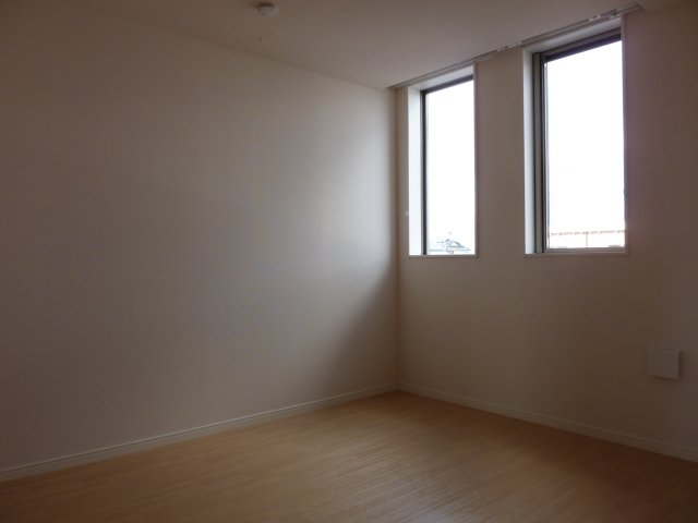 小さな二つの窓が可愛い