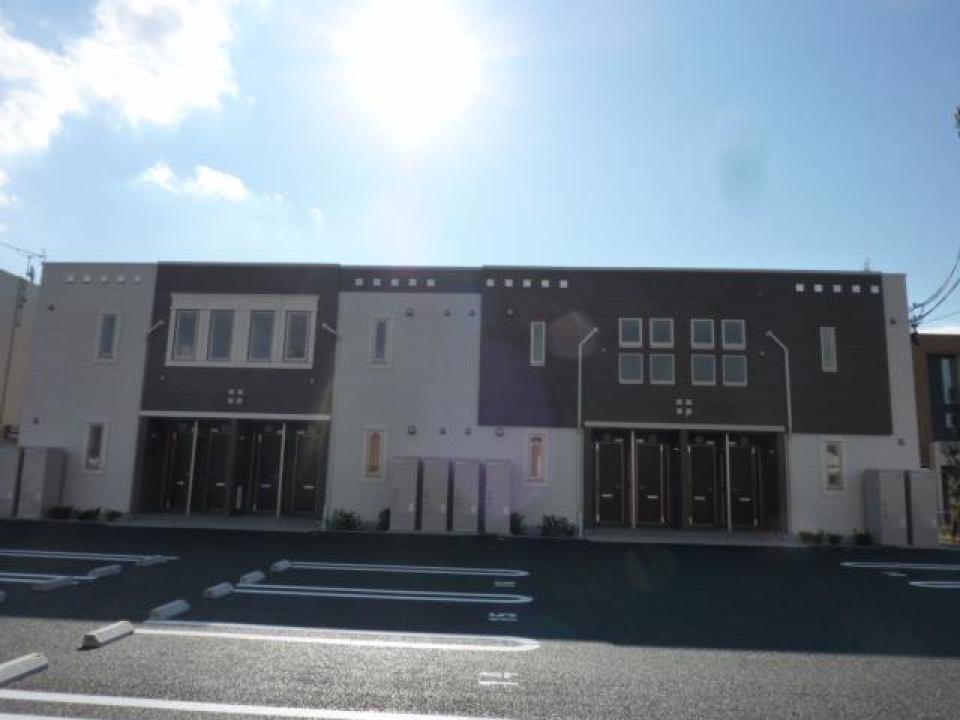 茶×白の外観がオシャレ