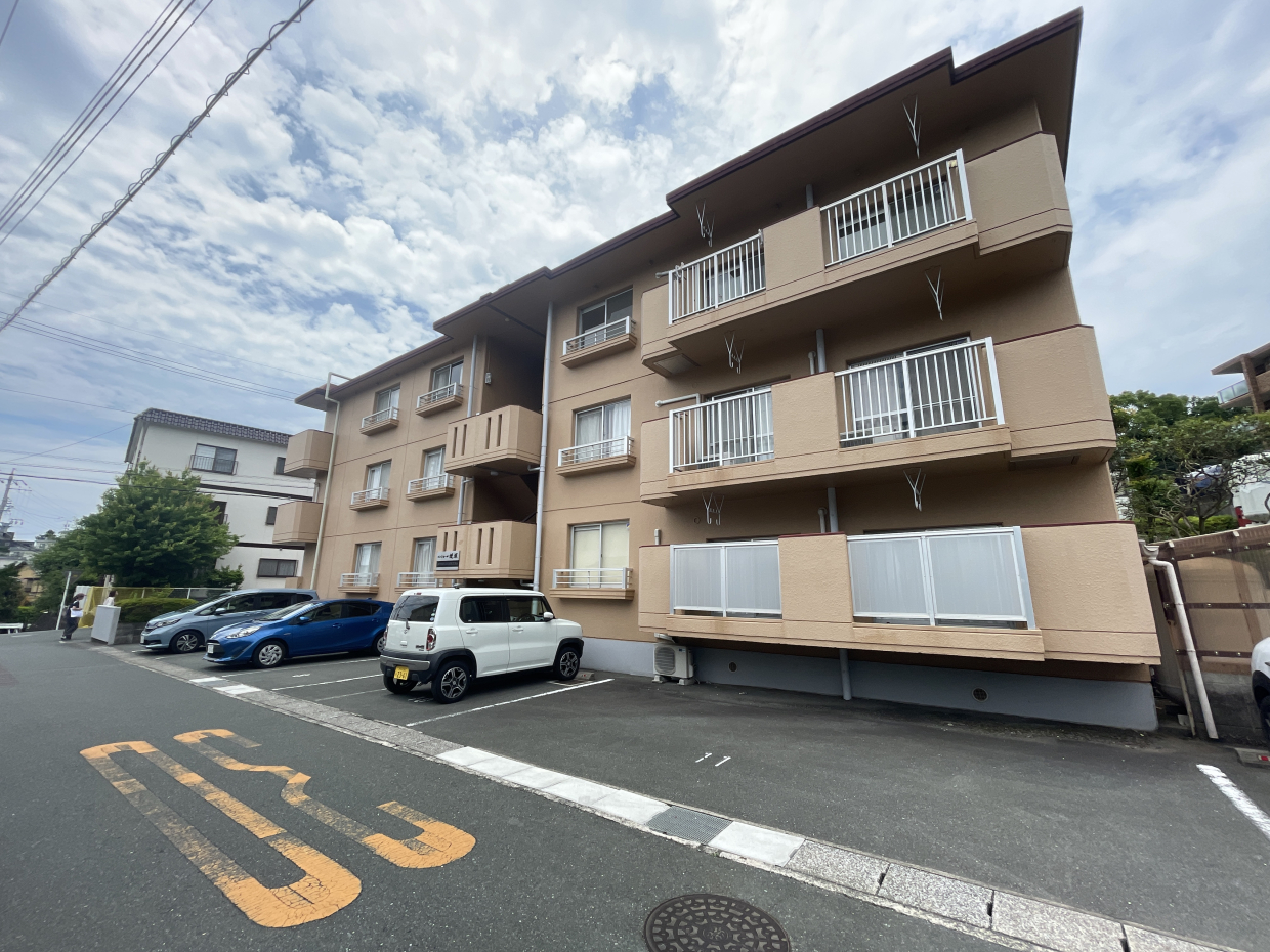 鉄筋コンクリート造3階建てのマンションです