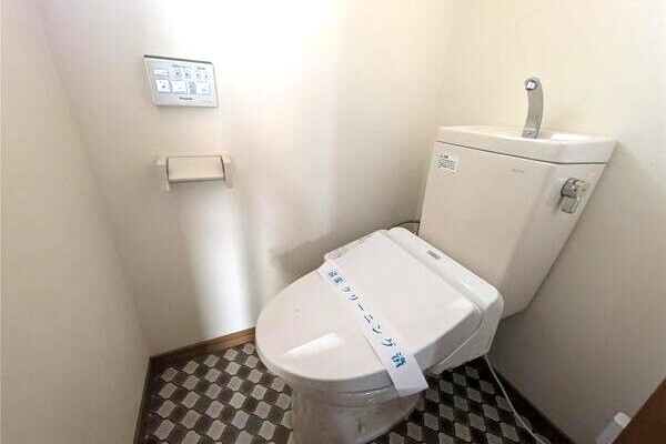 タイルがわいいね、しっかり温水洗浄便座付きです