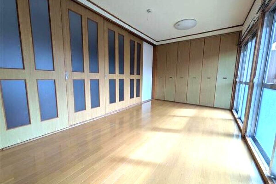 洋室7.5帖、他に5.5帖の洋室もあります