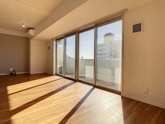 バルコニーに面した南側に大きな掃き出し窓