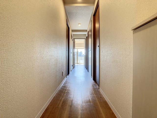 廊下から見ても明るいリビング