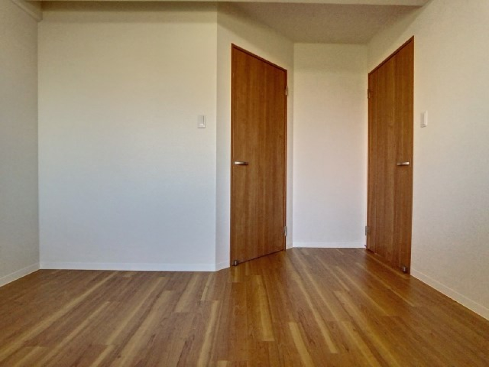 左手の斜めになった扉の先がウォークインクローゼットです