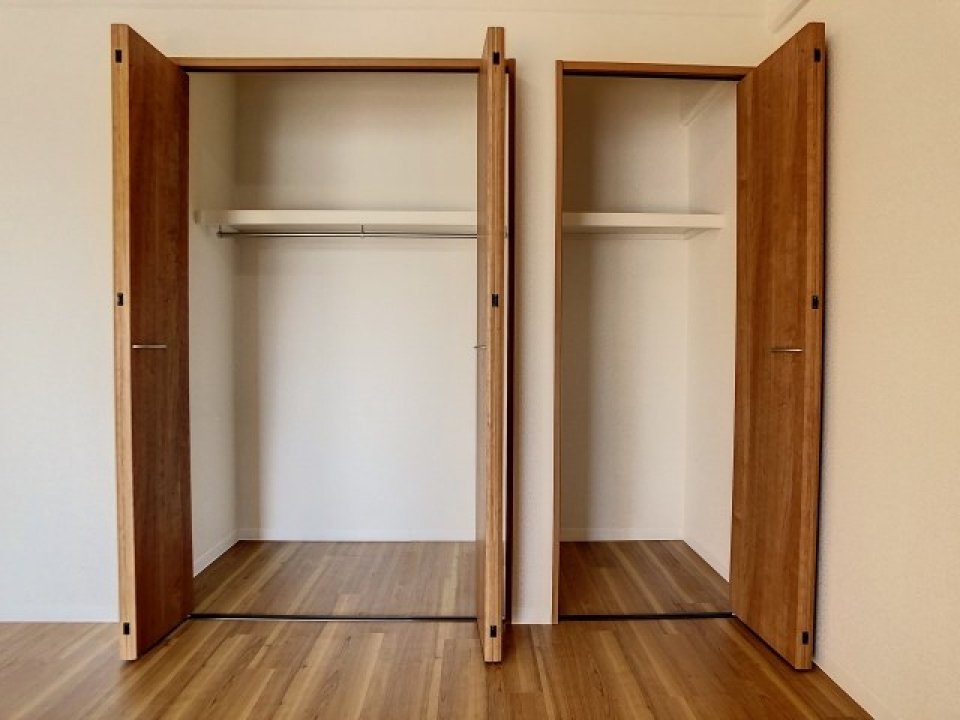 両手開きのハンガーポール付きクローゼットです