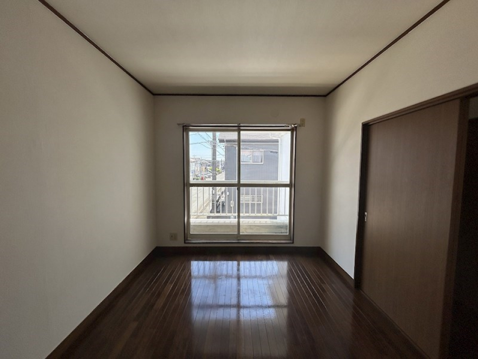 こちらの6帖の部屋からはバルコニーに出ることができます