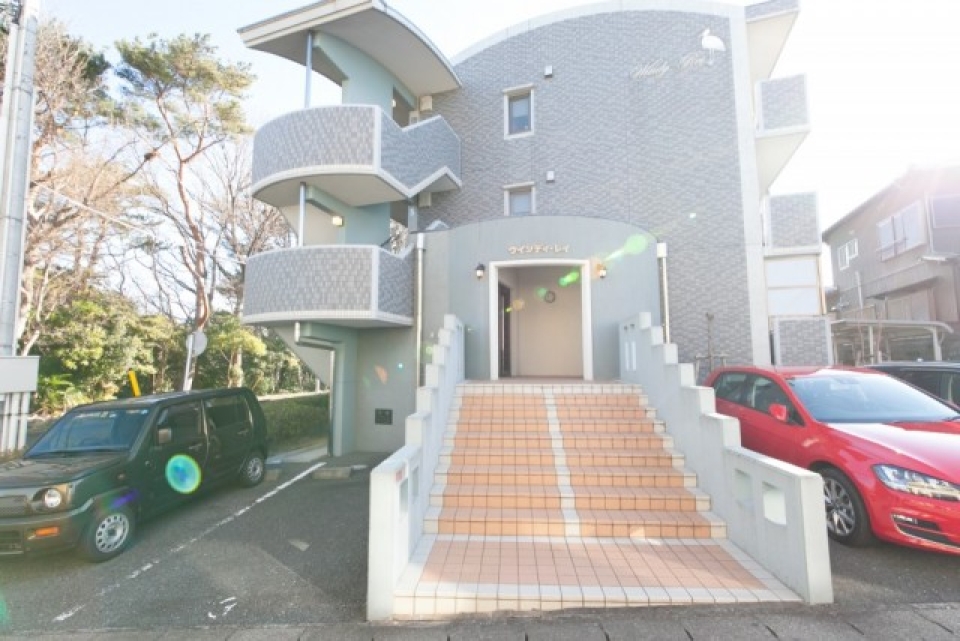 外観＆エントランスの様子。