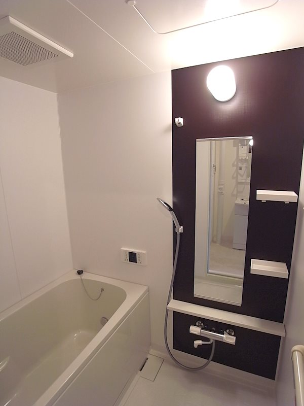 鏡＆追い焚き機能付きの浴室。