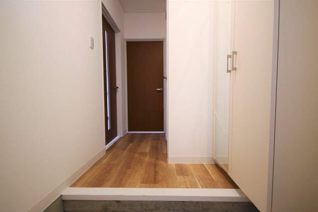 シューズボックス＆鏡付きの玄関。