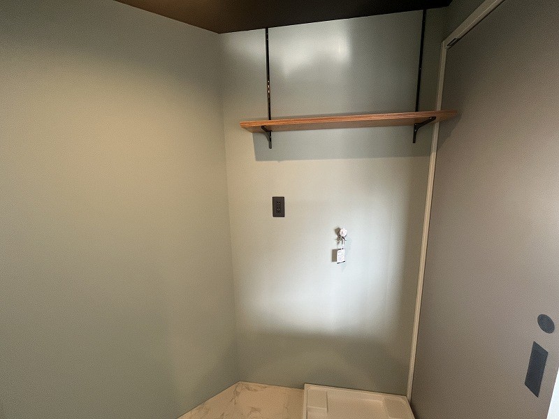 室内洗濯機置き場と、上のラックがかわいい