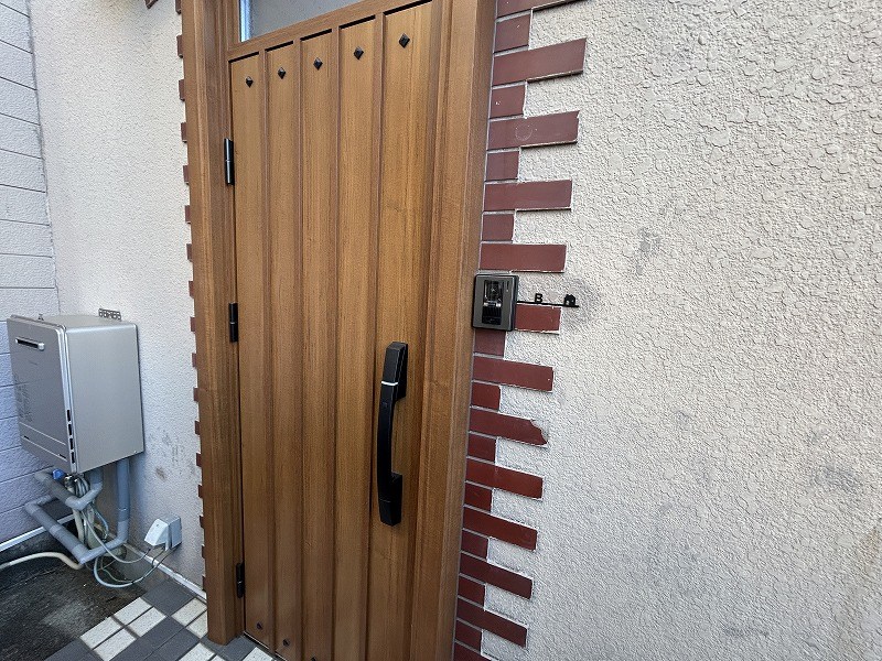 ドアの木のデザインがかわいい