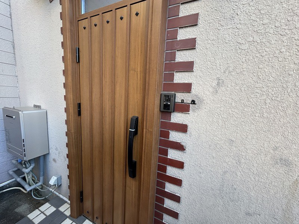 ドアの木のデザインがかわいい