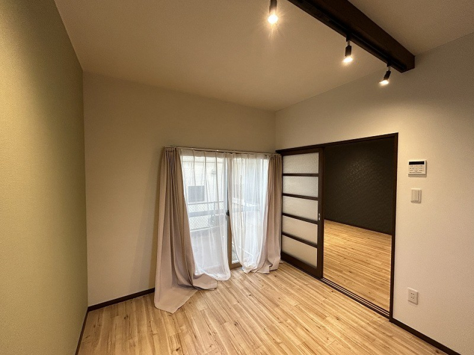 ピンクのカーテンがかわいい