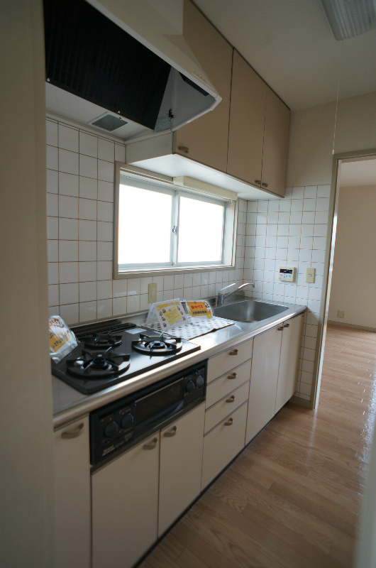 便利な三口コンロ付き