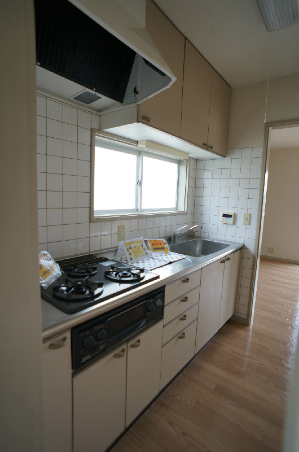 便利な三口コンロ付き