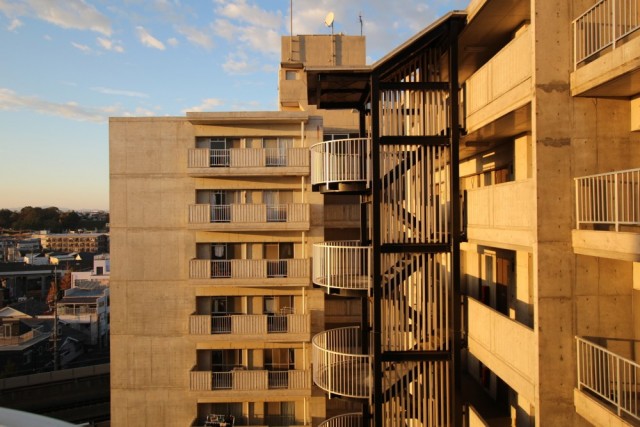 夕日に照らされたマンション。