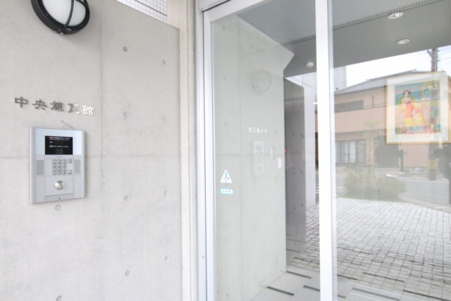 エントランスはオートロック。