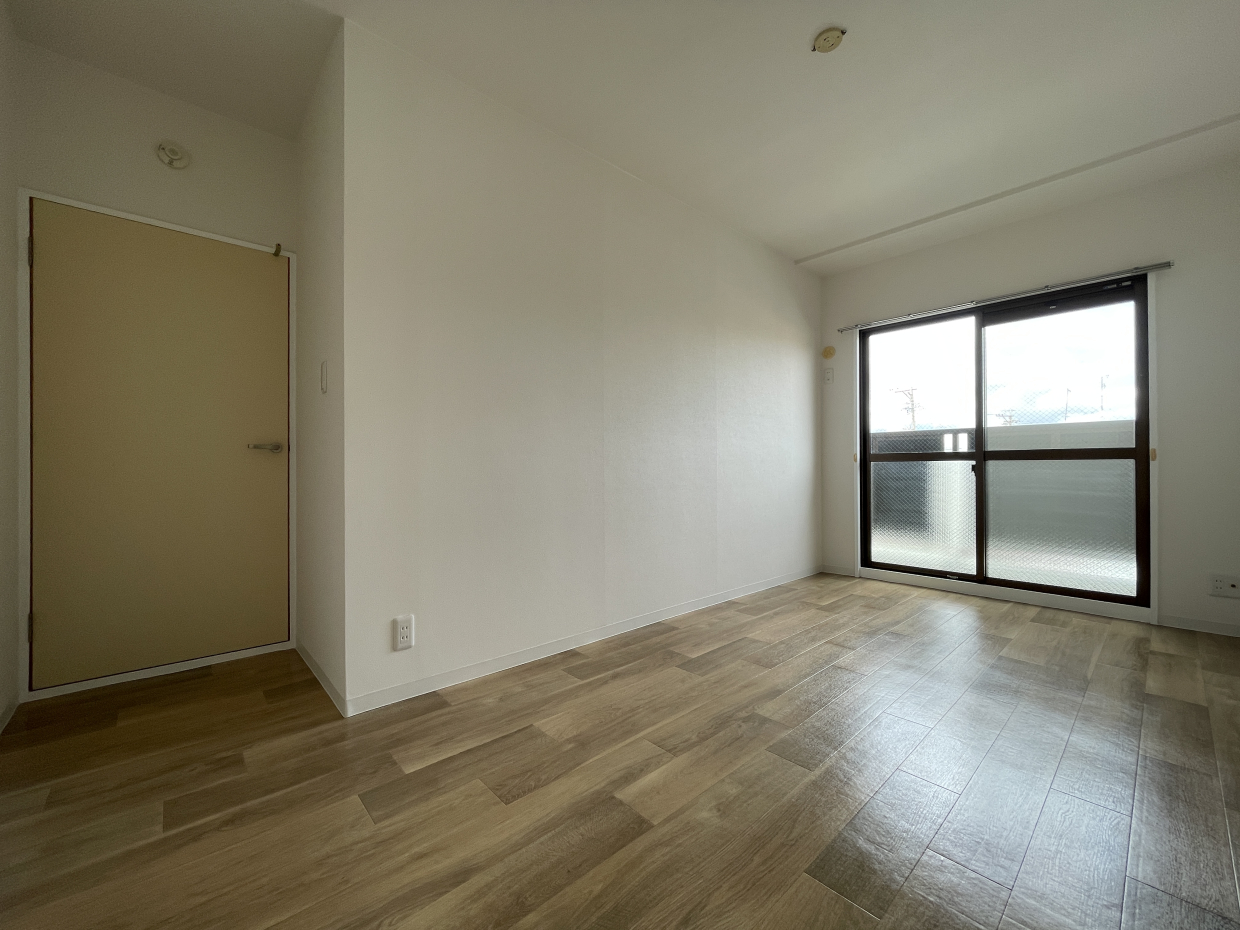 おもしろい形の7.2帖の洋室