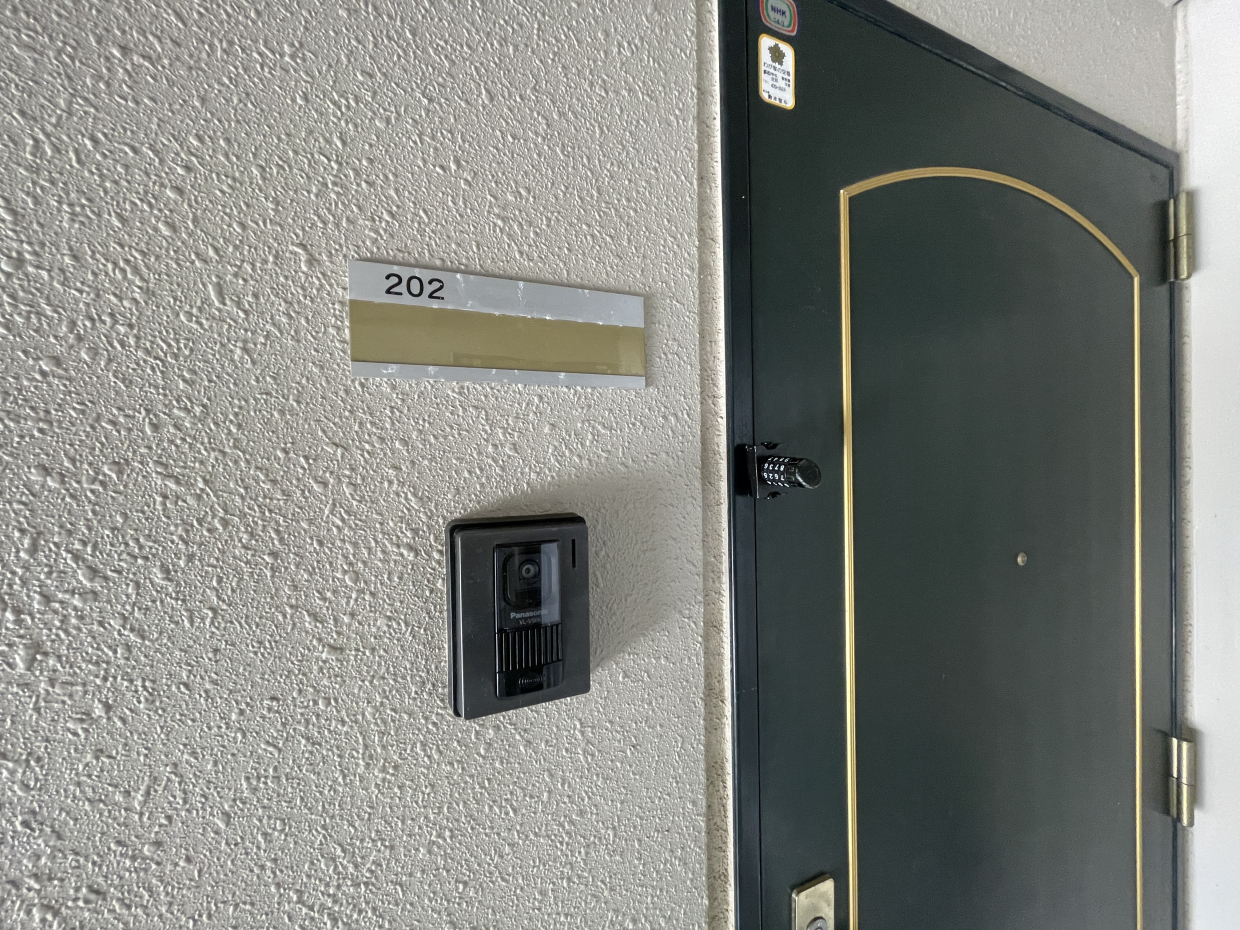 緑のドアがオシャレですね