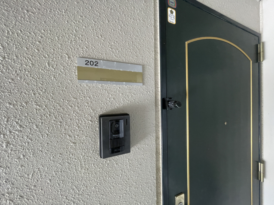 緑のドアがオシャレですね