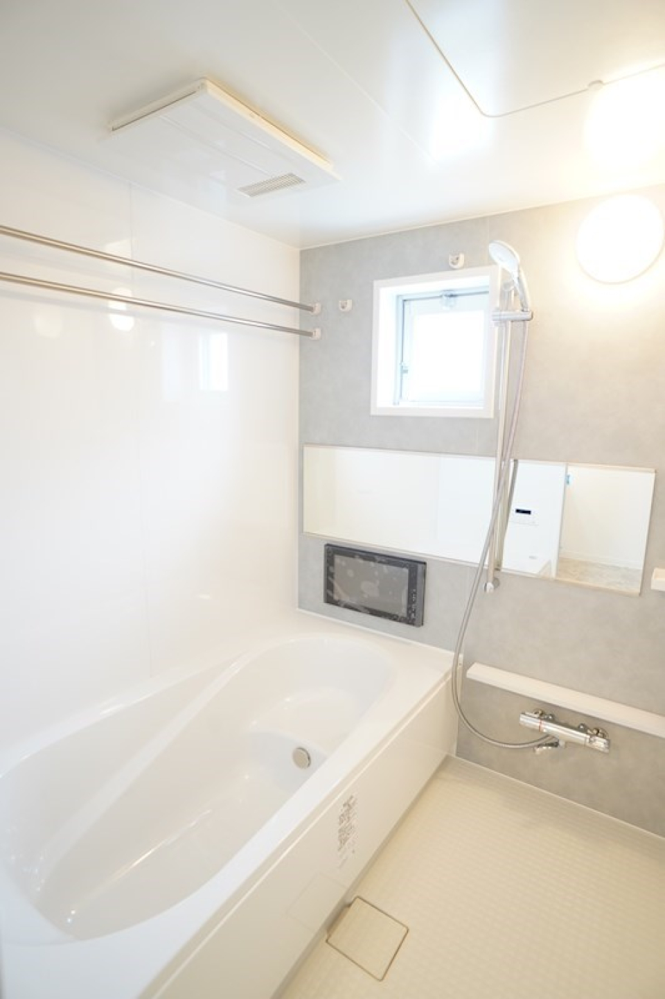 浴室はなんと液晶付き！